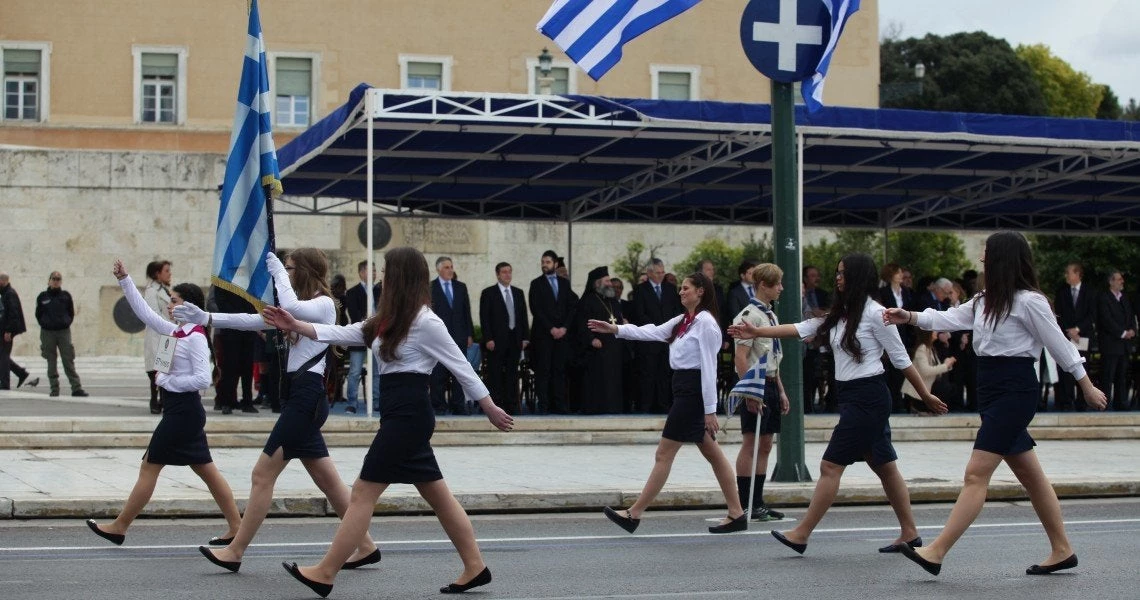 Οργή για το ξεπούλημα της Μακεδονίας: Γυναίκα με την σημαία της Βεργίνας στα χέρια της: «Προδότες, ντροπή σας»! – Ένταση στην μαθητική παρέλαση στην Αθήνα